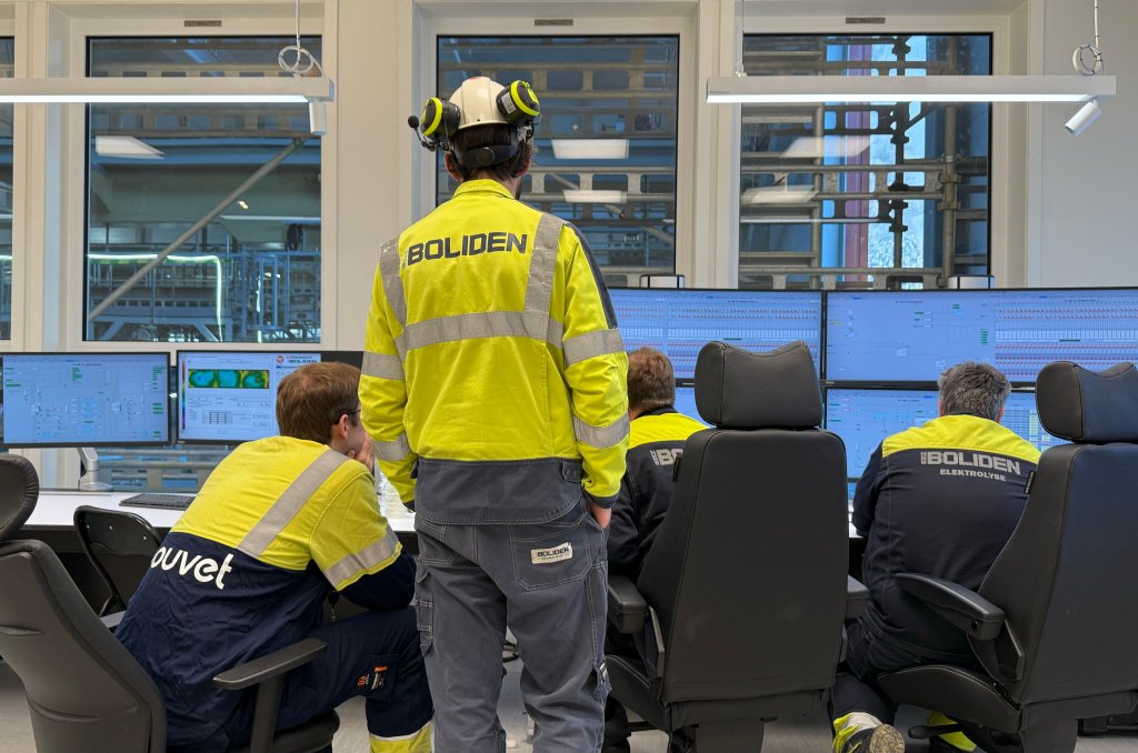 Bilde av fire operatører i et av de nye kontrollrommene til Boliden 