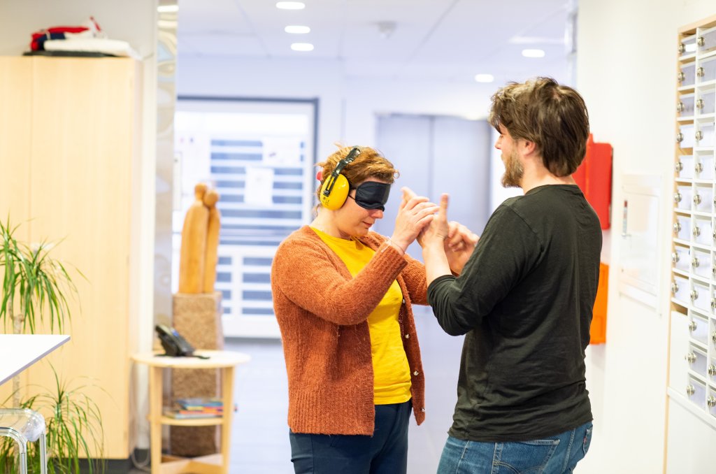 Bilde av brukertesting av intranettet, her tester en person hvordan det er å interagere uten syn og hørsel Bilde av brukertesting av intranettet, her tester en person hvordan det er å interagere uten syn og hørsel