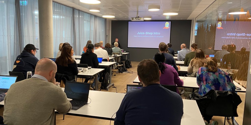 Bilde av fullt klasserommet med QA-deltakere fra workshopen, her lærer de om "juice shop" . 