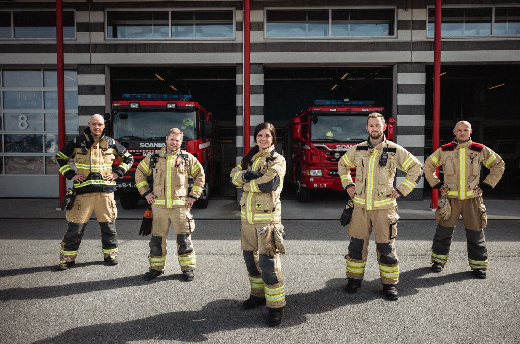 Bilde av fem brannmenn i DSB. Foto: DSB Bilde av fem brannmenn i DSB. Foto: DSB