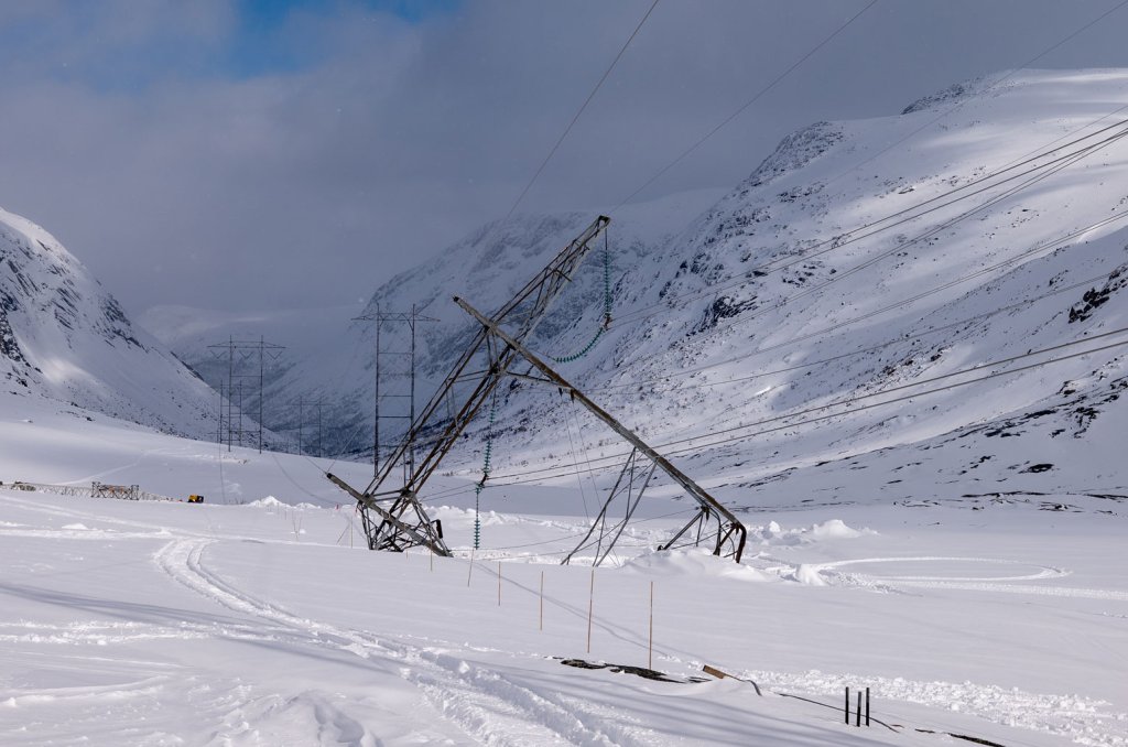 En veltet strømmast En veltet strømmast