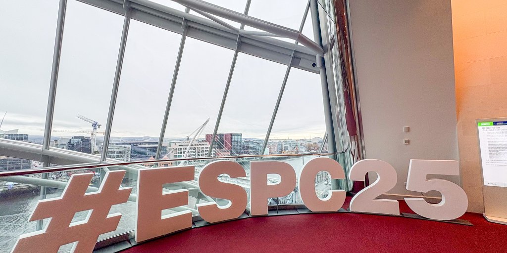 Bilde fra konferansen, her ser man logoen til konferansen ESPC25 i pappbokstaver foran en utsikt over byen