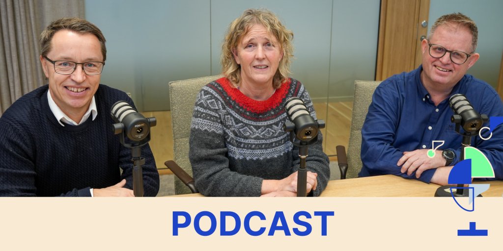 Bilde av gjestene i denne episoden som smiler til kamera foran tre mikrofoner. 