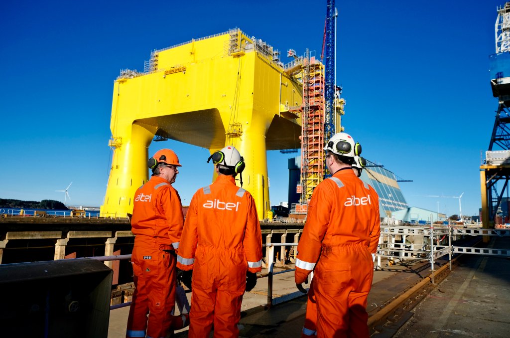 Bilde av tre ansatte hos Aibel foran deres anlegg i Haugesund  Bilde av tre ansatte hos Aibel foran deres anlegg i Haugesund