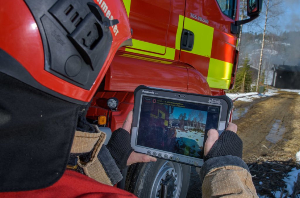 Bilde av brannmann foran en brannbil som holder en Ipad hvor den nye løsningen Bouvet har vært med å utvikle synes.  Bilde av brannmann foran en brannbil som holder en Ipad hvor den nye løsningen Bouvet har vært med å utvikle synes.