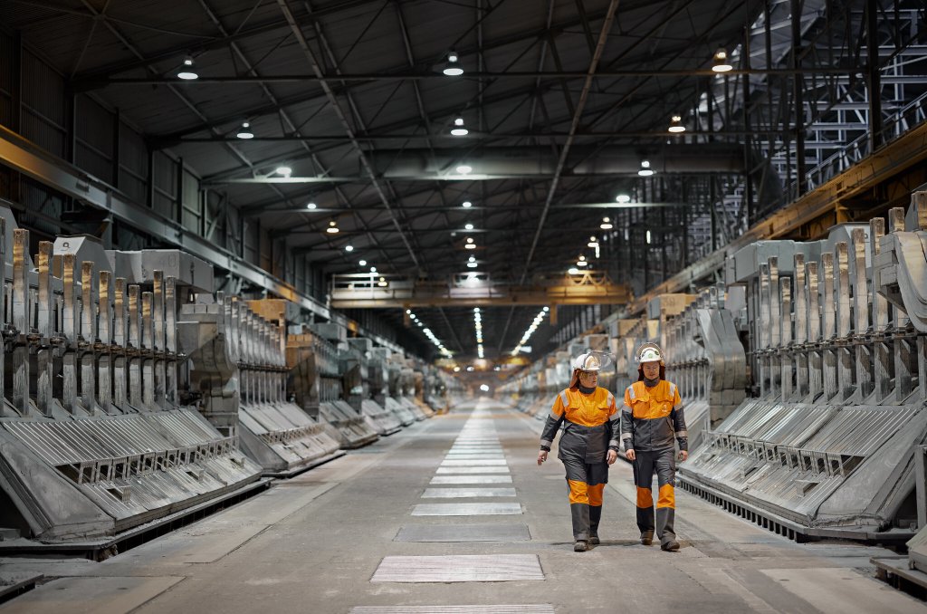 Operatører i elektrolysehallen på Hydros aluminiumsverk i Årdal. Foto Hydro Operatører i elektrolysehallen på Hydros aluminiumsverk i Årdal. Foto Hydro