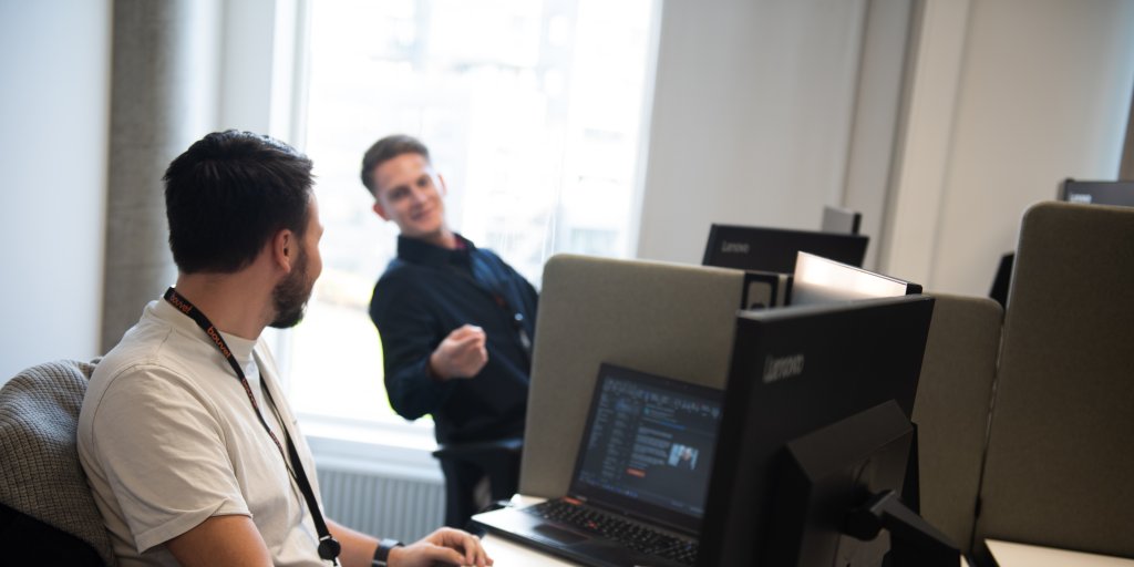 Bilder tatt på en helt vanlig dag på Kanalpiren 22.10.21. Bildene er tatt av Ovidia Eriksen i kommunikasjonsavdelingen. Bildene er tenkt til å brukes i diverse formål internt og eksternt. For eksempel til presentasjoner, nettsider, pressesaker og rekruttering.Dersom du ikke ønsker å bli avbildet eller ser et bilde av deg du misliker, gi meg beskjed så fjerner vi det :)