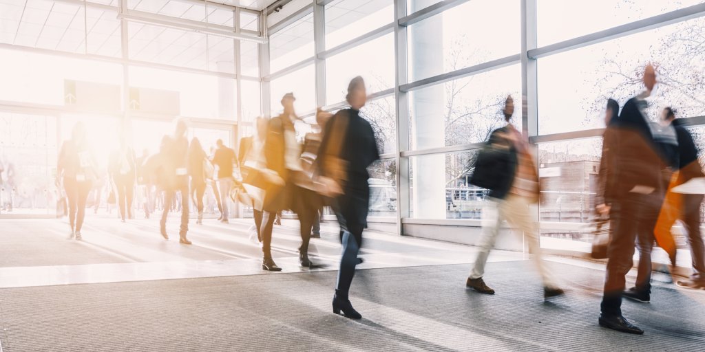 Bilde viser mange mennesker i farta