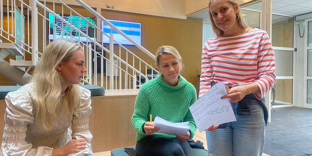 På bildet ser vi sykepleierstudenter som får kurs i Design Thinking