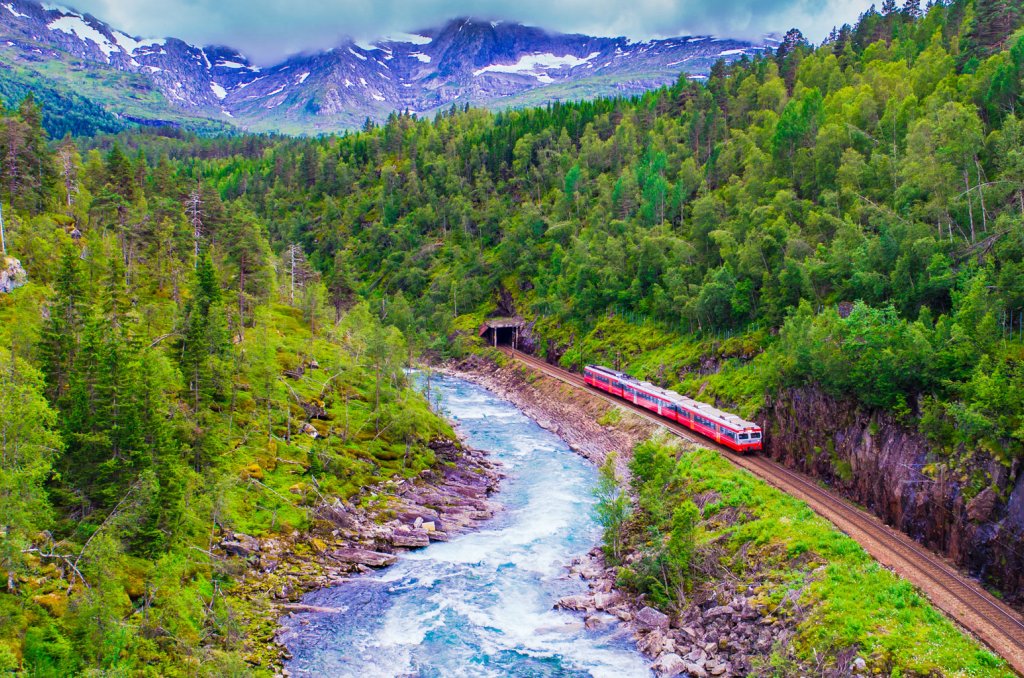 Tog som kjører i vakker natur i Norge Tog som kjører i vakker natur i Norge