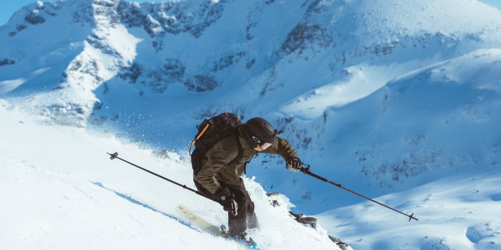 Bilde av Knut som står på ski på fjellet 