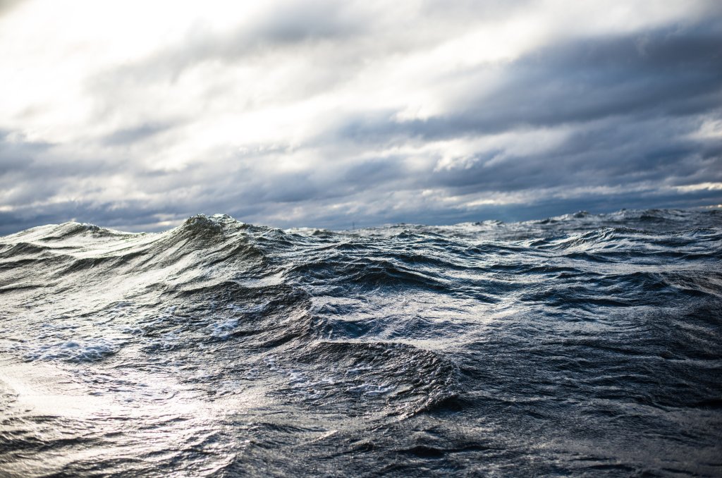 Bildet viser åpent hav med bølger