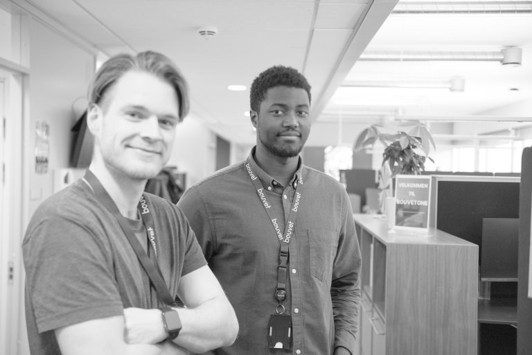 Bilde av to smilende kolleger