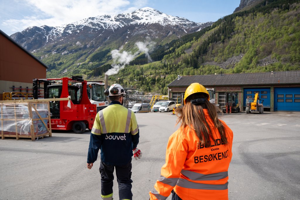 Besøkende på visning i produksjonsanlegget til Boliden Odda