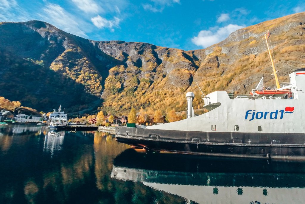 Bilde av en ferge  fra Fjord 1 langs kysten