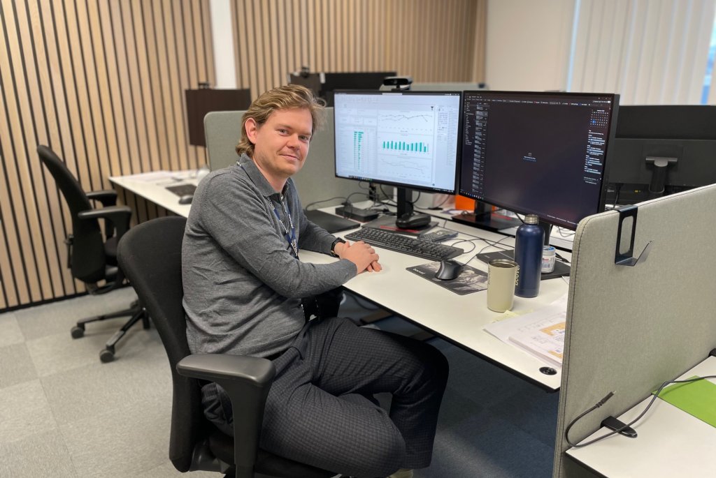 Bilde av Even som er intervjuet. Her sitter han foran pcen sin og jobber med Power BI. 
