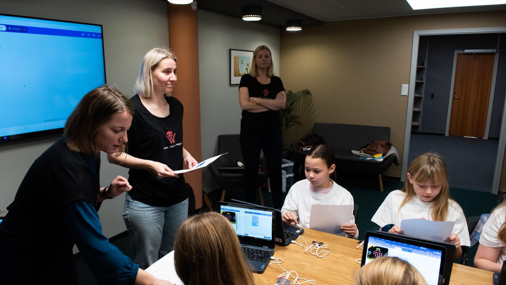 På Girl Tech Festen i Haugesund lærte vi jentene blokkprogrammering med Micro:Bit. Her fikk de i oppgave å få et lysende hjerte til å blinke.