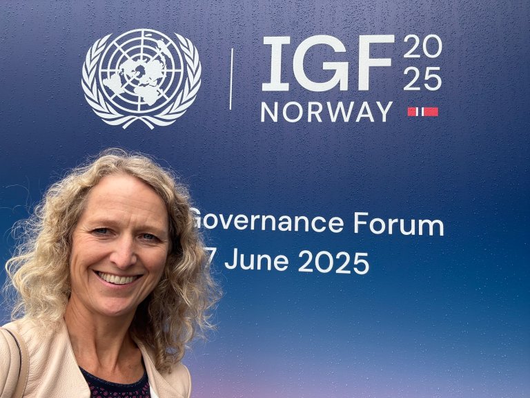 Bilde av Sally fra konferansen som smiler i kamera
