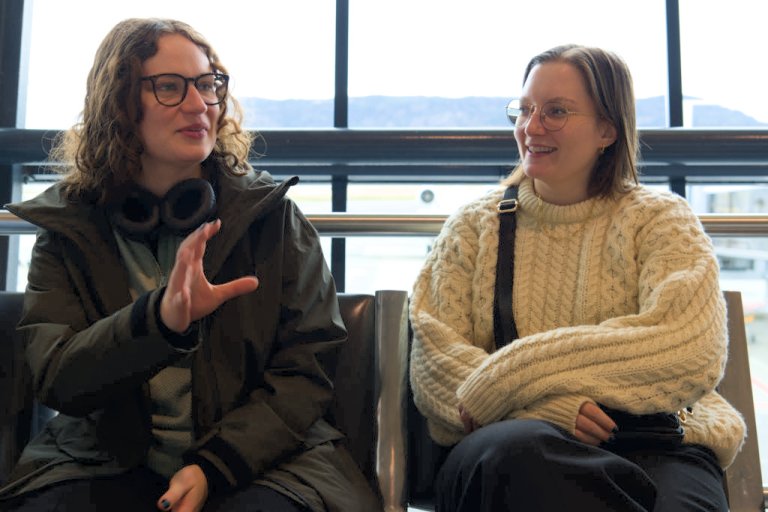 Agata Jedryszek og Sigrun Melby Gjengset på flyplassen på vei til Stavanger