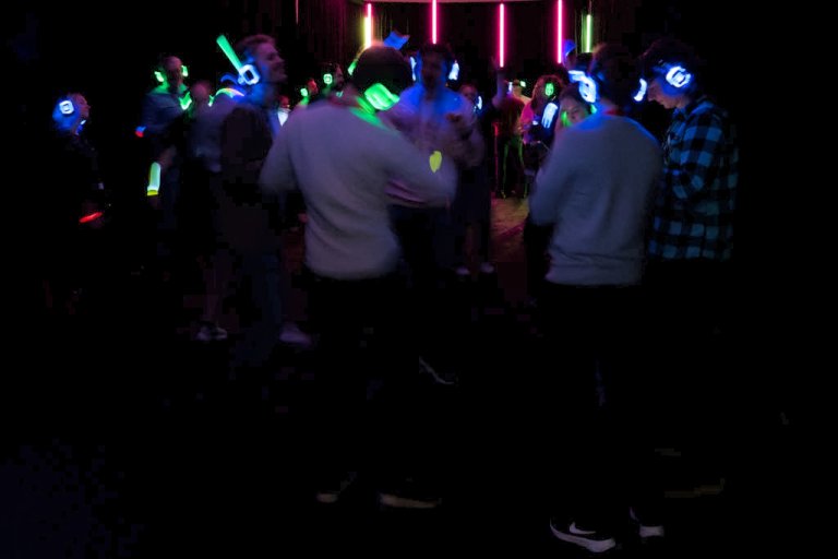 Konferansedeltakere som på silent disco