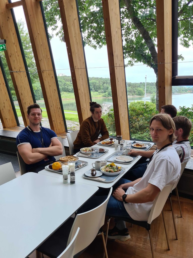 📸 Bilde fra lunsj i kantinen i Bouvet med de andre sommerstudetene og Equinor-kolleger
