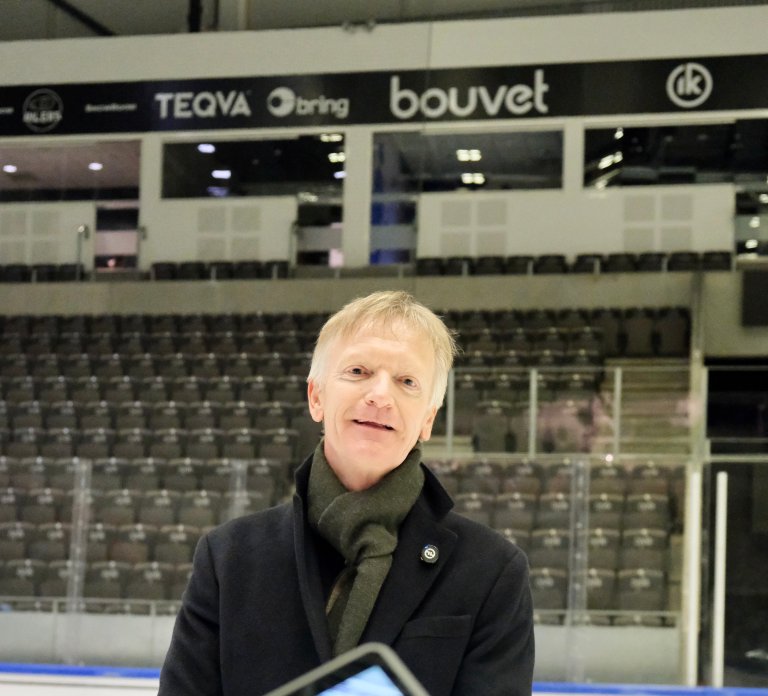 Bilde av Bjarte Gudmundsen på hockeyarenaen DNB Arena 