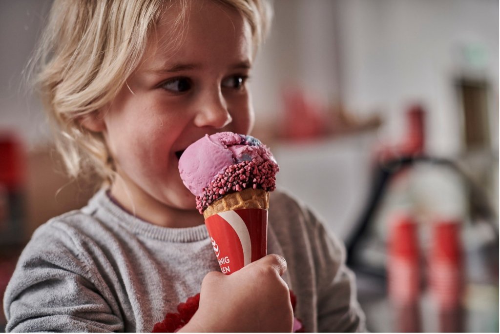 Liten jente som spiser is. Foto: Hennig Olsen. 