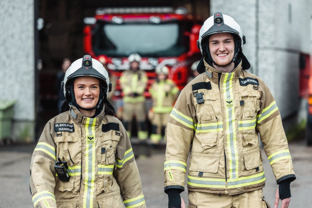 Bilde av to brannmenn på brannstasjon. Foto: DSB