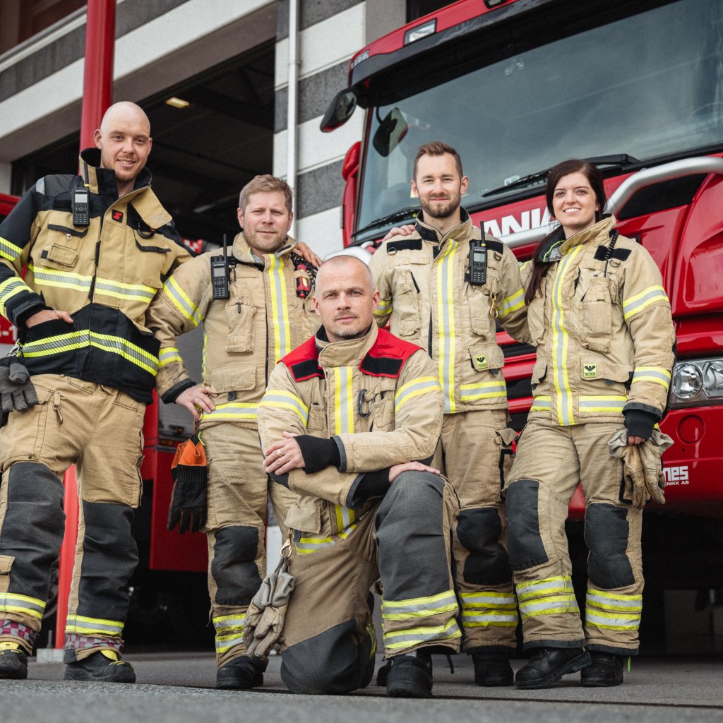 Bilde av fem brannmenn fra DSB. 