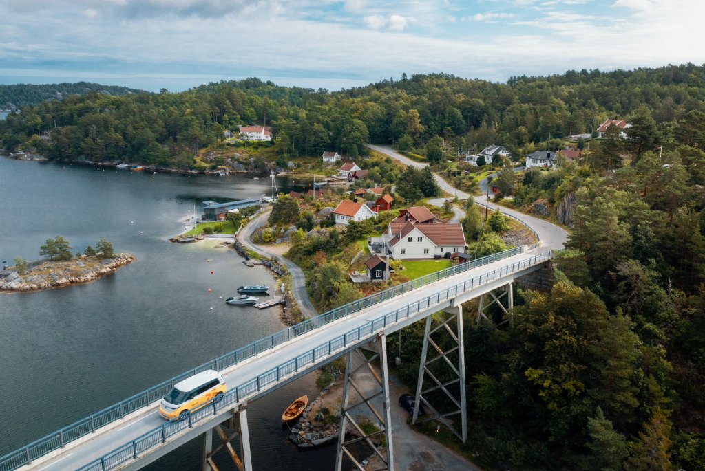 Bilde fra Glitrenett som viser en bro og samfunnet rundt