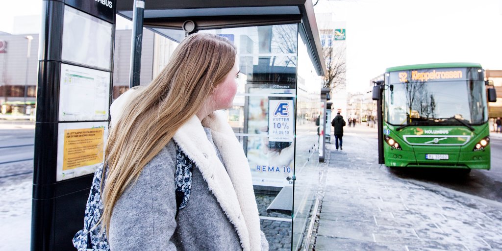 jente som venter på bussen