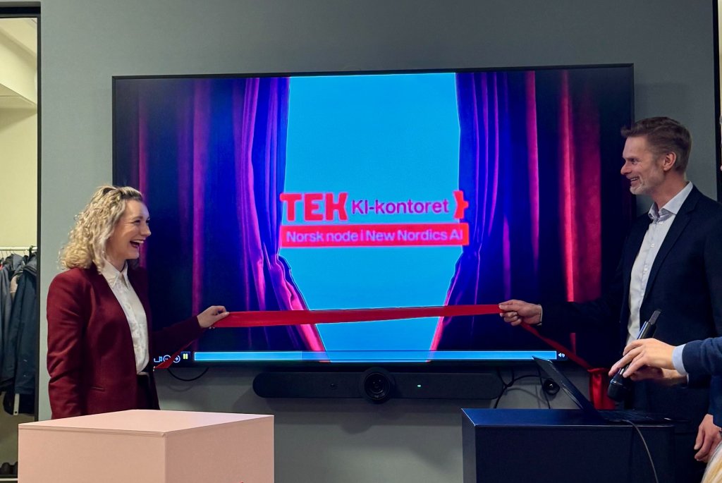 Bilde fra åpningen av det nye KI-kontoret til TEk-Norge. Her står Karianne Tung og lederen for Tek-Norge sammen for å marke åpningen med snorklipping. 