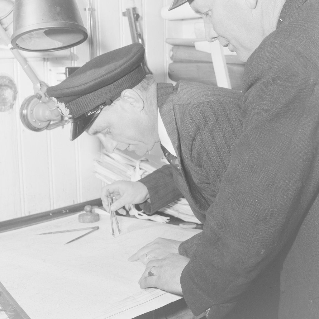 Blandt de tusen større og mindre handelsfartøyer som deltok i invasjonen av Frankrike og som senere har bragt forsyninger fram til stranden der troppene gikk iland er en mengde norske skip. De fleste av dem er av den mindre typen som vanligvis går i kystfart. Et slikt skip er Skudesnesbåten "Vestmannrød". Skipets offiserer har nettopp motatt kartene mens de ennå ligger i britisk havn, og det er stor spenning når kursen stikkes ut. Resultatet vil nemlig vise hvor invasjonen vil finne sted. London, 14.6.44.