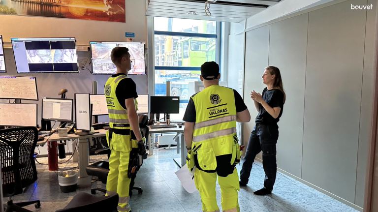 Bilde fra oppsett av et av kontrollrommene til Boliden. Her står tjenestedesigner Marthe fra Bouvet sammen med to operatører.