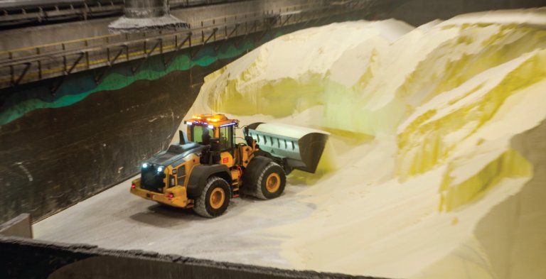 Bilde av en autonom hjullaster på anlegget til Yara på Herøya