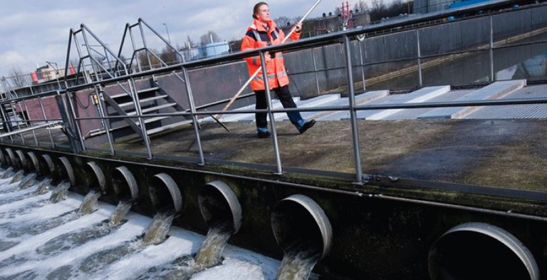 Bilde fra anlegget i Porsgrunn av en operatør i felt. Foto: Hydro