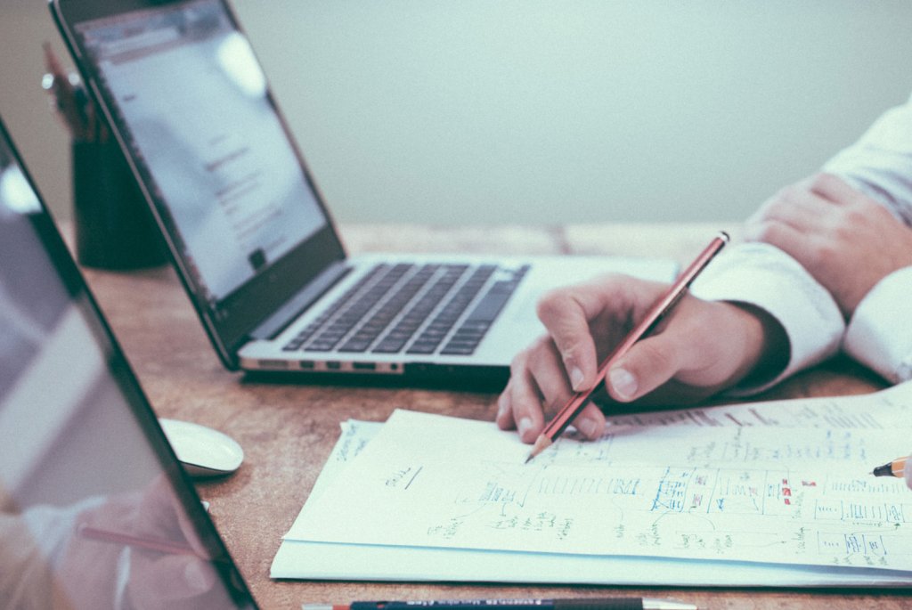 Statkraft har spart 15 000 timer i året ved å effektivisere regnskapsprosessene sine. Bildet viser en som jobber manuelt med regnskap.