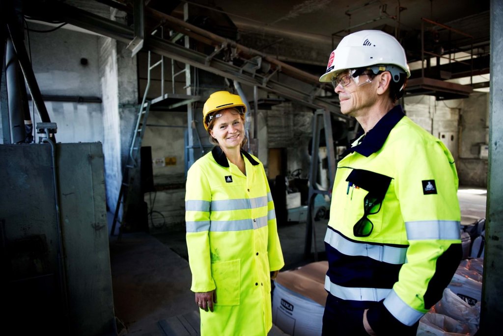 Foto av to industriarbeidere fra Eide